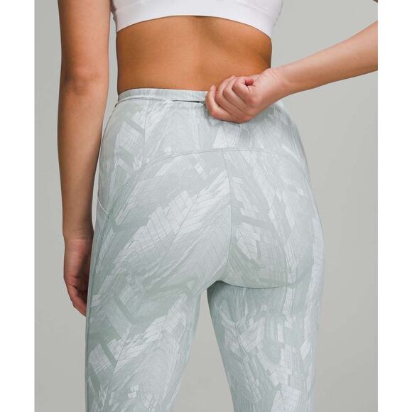 LULULEMON Swift Speed High-Rise Tight 25"
Reverberate Chevron Jacquard Sz 2 EUC - Picture 6 of 9